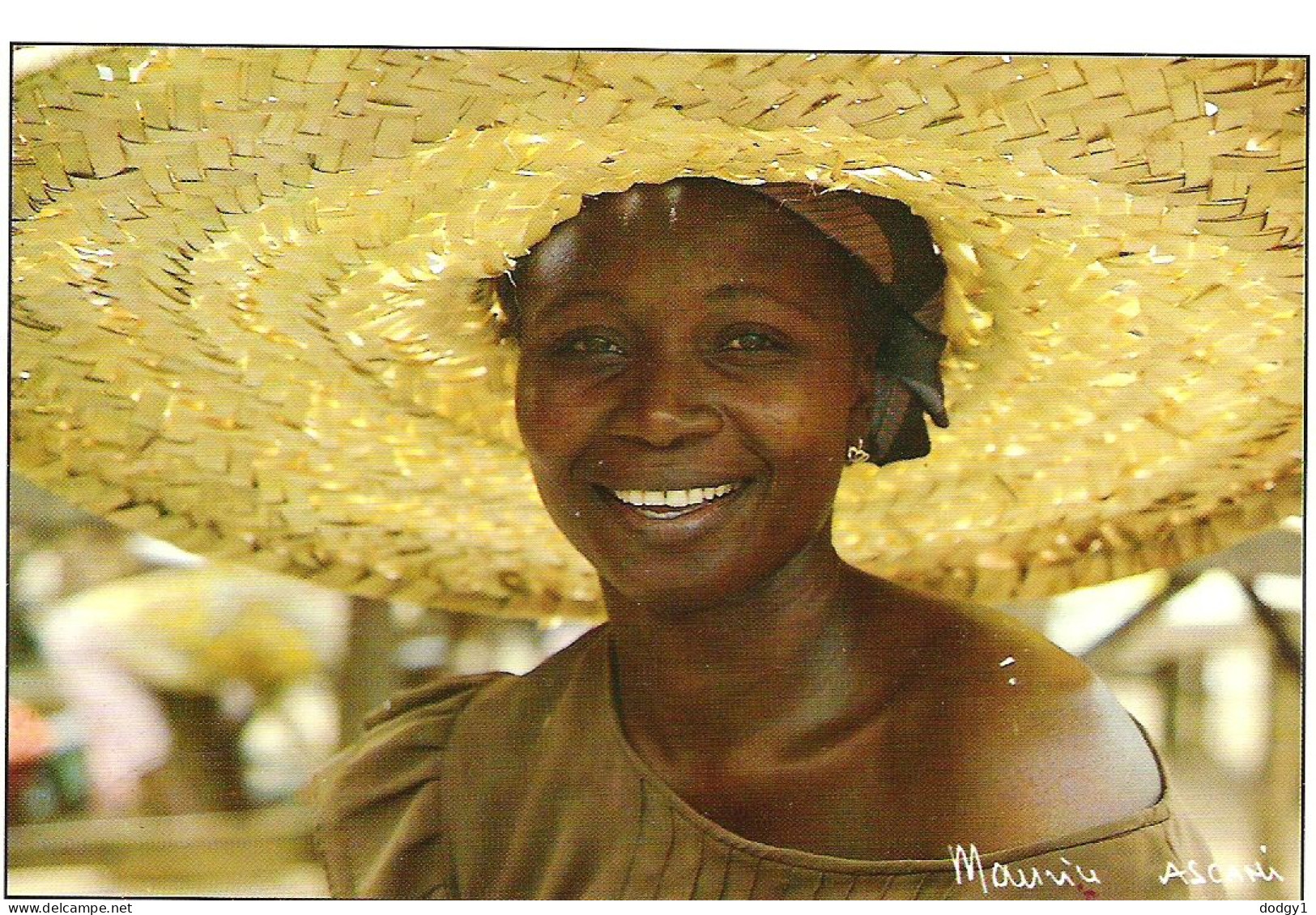 LOCAL GIRL, IVORY COAST. USED POSTCARD Ms7 - Côte-d'Ivoire