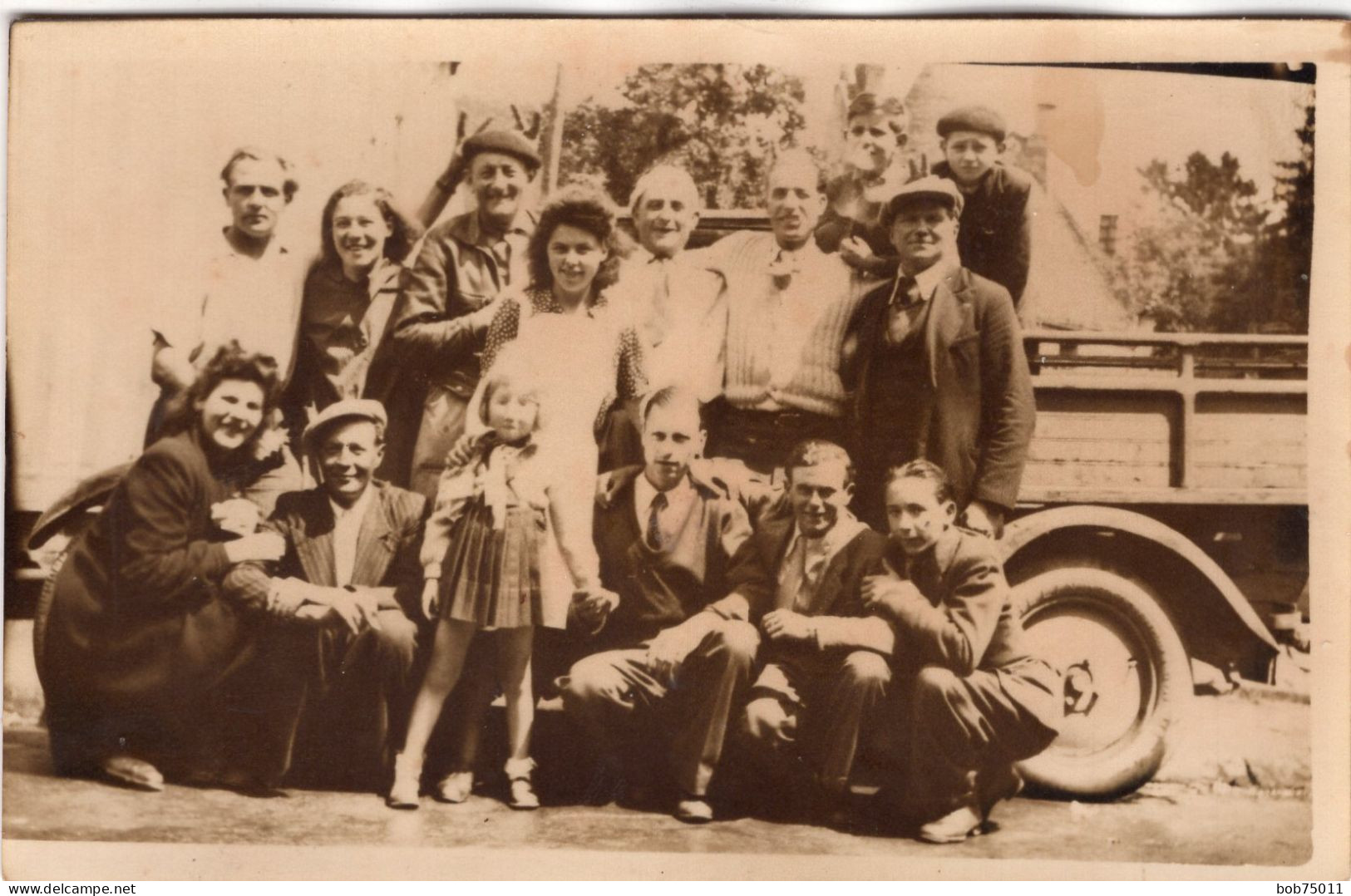 Carte Photo D'une Famille Posant Devant Leurs Camion Devant Leurs Maison - Personnes Anonymes