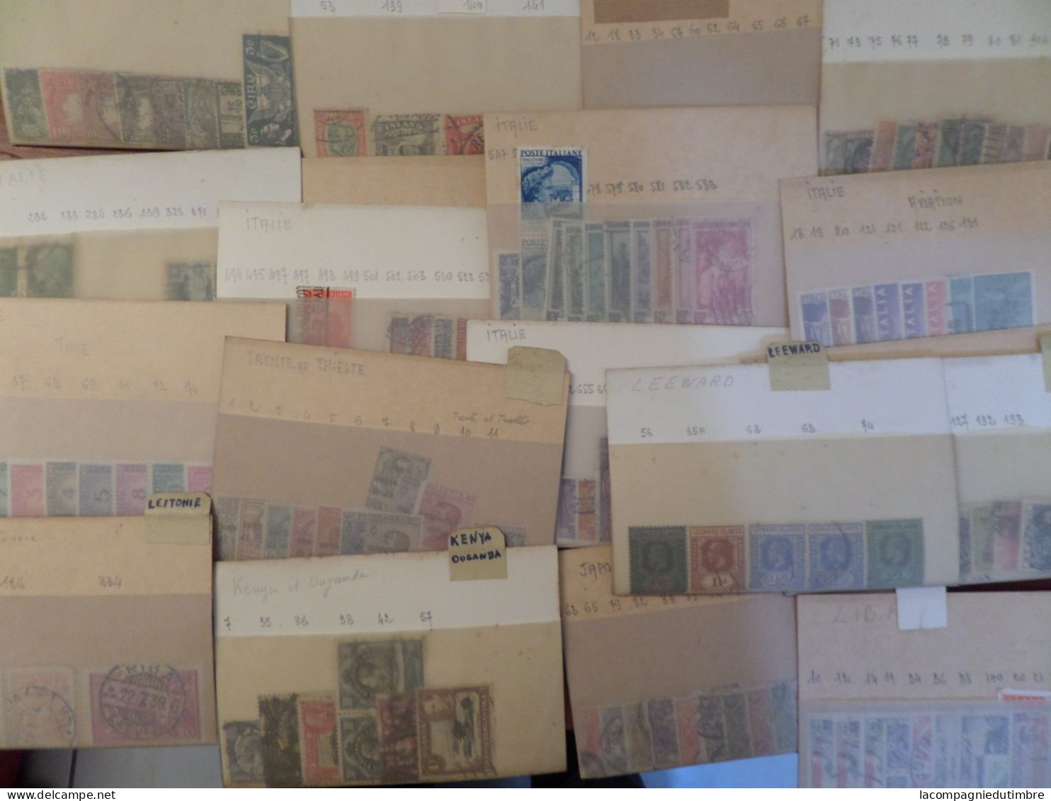 Gros vrac de milliers de timbres anciens neufs/oblitérés tous pays avec bonnes valeurs. Cote énorme!!!!