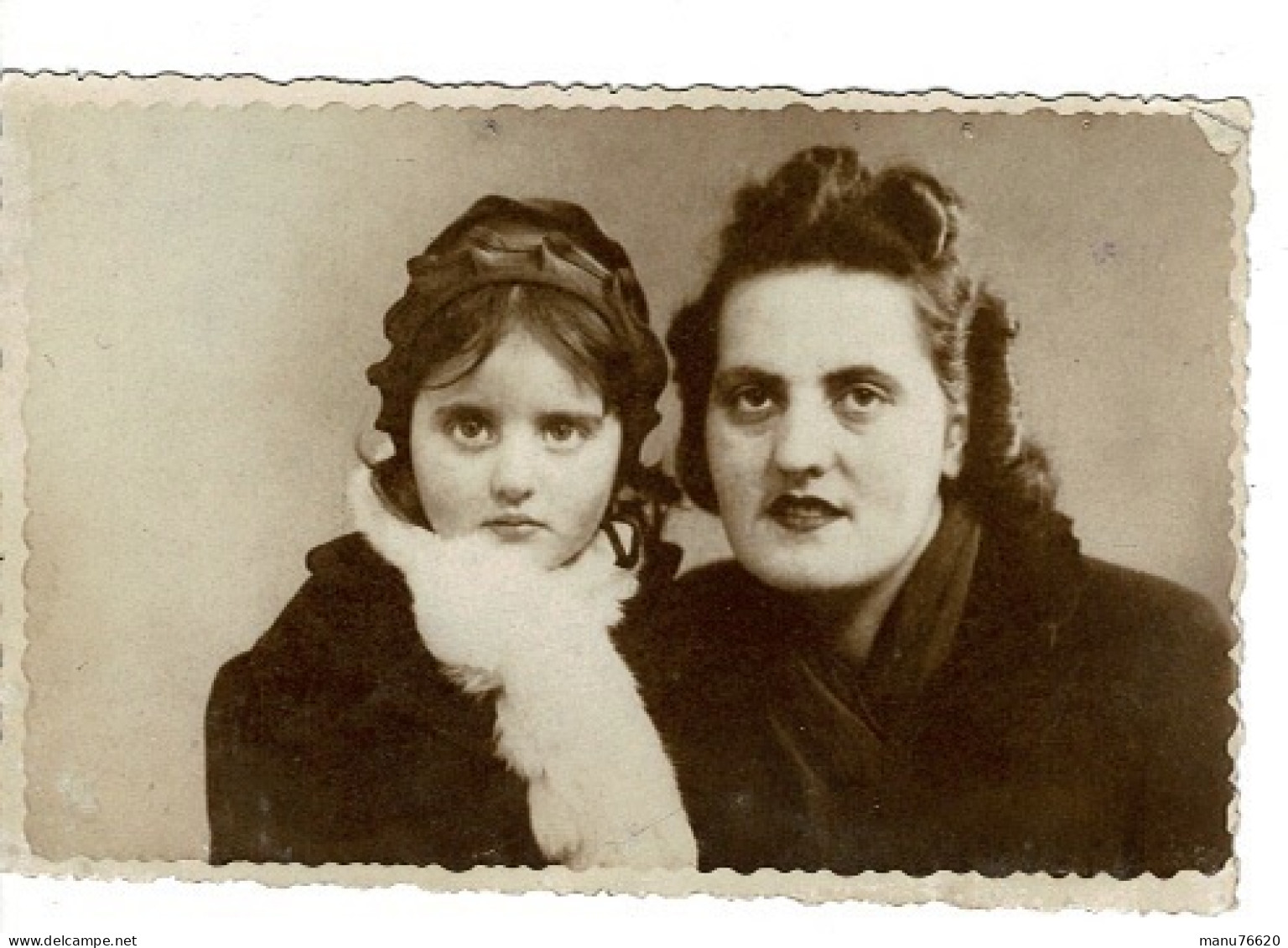 Ref 1 -photo : Un Portrait Mère Et Fille , Femme De Soldat Et Prisonnier De Guerre STALAG - France . - Europe