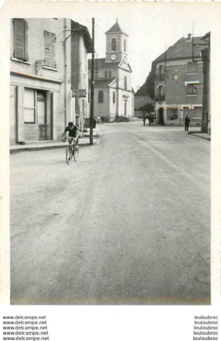 COURSE CYCLISTE 1967  LES ABRETS  ET ALENTOURS ISERE PHOTO ORIGINALE FAURE LES ABRETS  11 X 8 CM R30 - Radsport