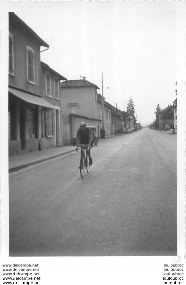 COURSE CYCLISTE 1967  LES ABRETS  ET ALENTOURS ISERE PHOTO ORIGINALE FAURE LES ABRETS  11 X 8 CM R14 - Radsport
