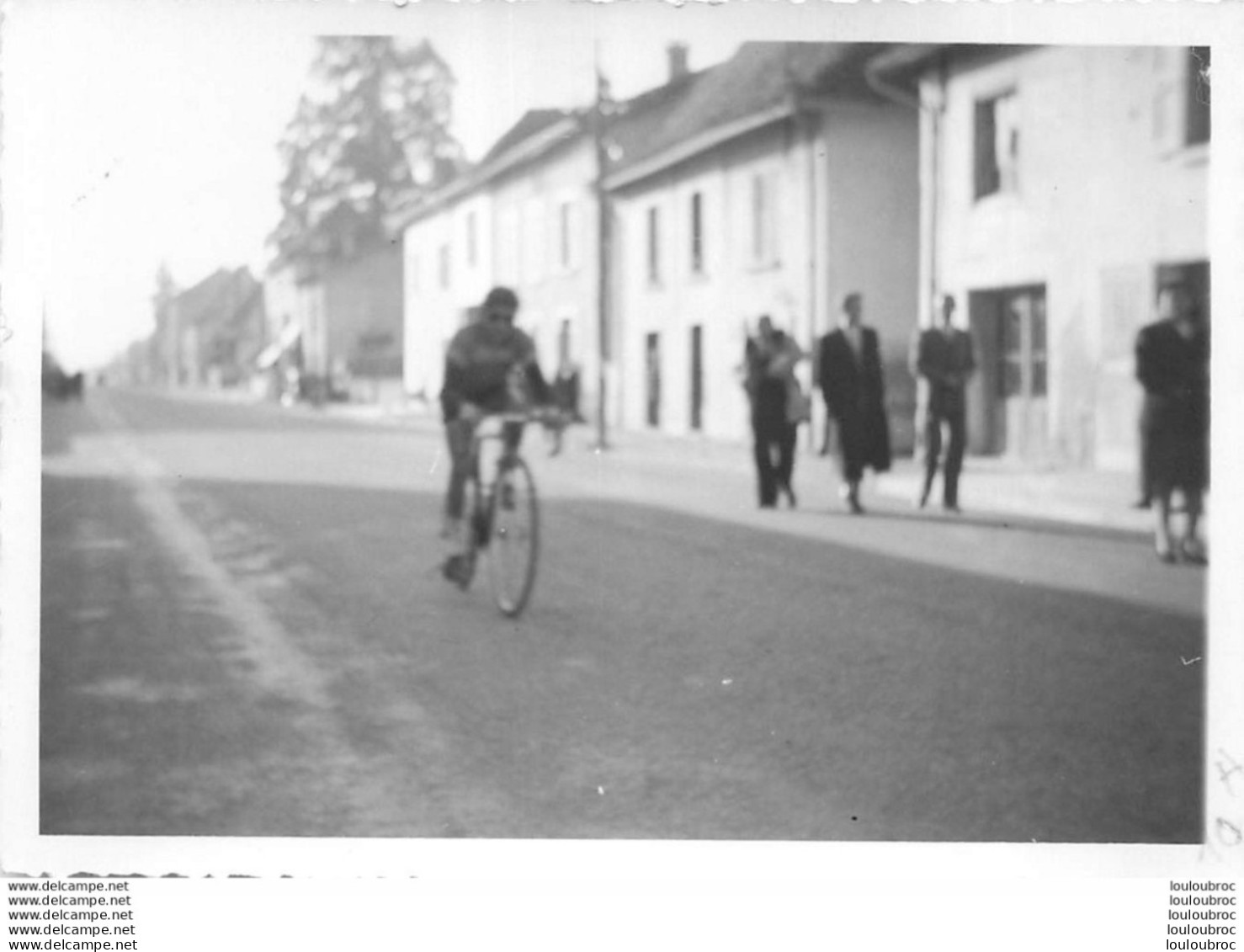 COURSE CYCLISTE 1967  LES ABRETS  ET ALENTOURS ISERE PHOTO ORIGINALE FAURE LES ABRETS  11 X 8 CM R8 - Cycling