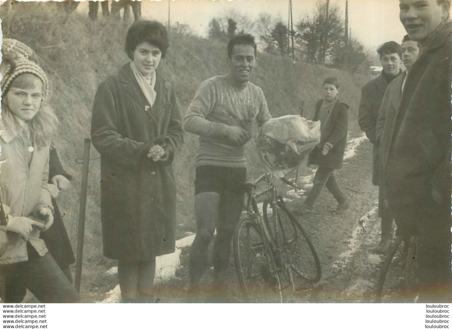 COURSE CYCLISTE 1967  LES ABRETS  ET ALENTOURS ISERE PHOTO ORIGINALE FAURE LES ABRETS  11 X 8 CM - Radsport