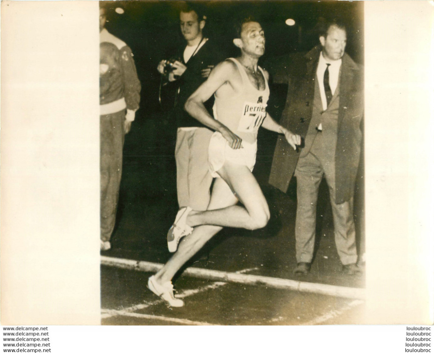 MICHEL JAZY BAT LE RECORD DU MONDE DES 2 MILES 06/1963 PHOTO KEYSTONE FORMAT 24 X 18 CM - Sports