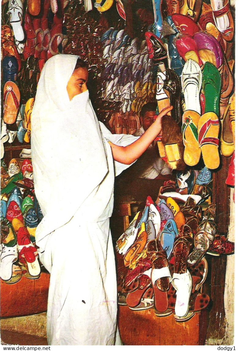 SHOE STALL IN THE SOUK, TUNIS. USED POSTCARD Ms8 - Tunesië