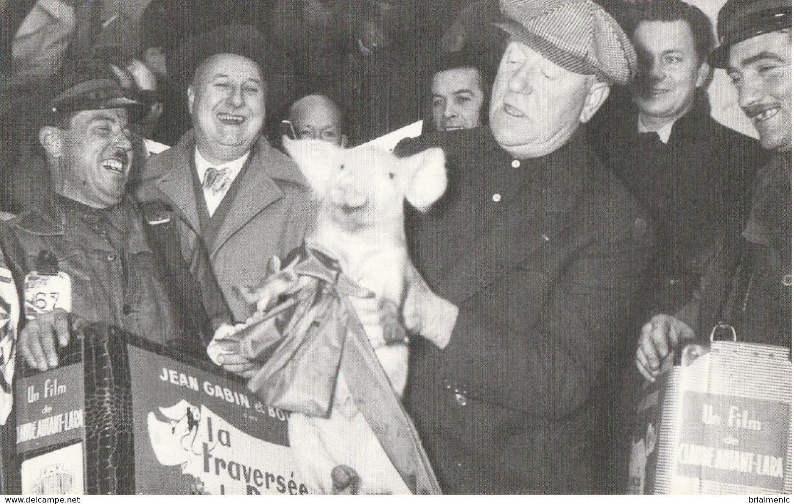 JEAN GABIN Remet Le Cochon De Lait Au Vainqueur De La Course Au Porteur En 1956 ( 1000 Ex ) - Artistes