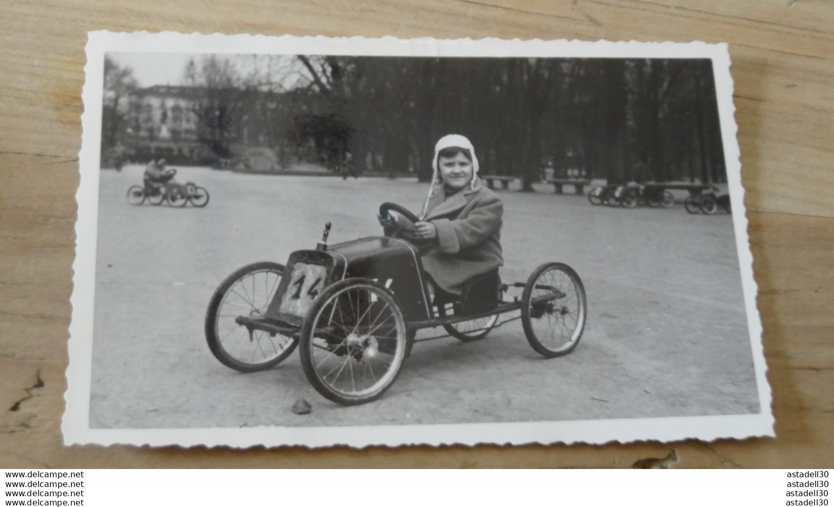 Photo Enfant Avec Sa Voiture A Pedale ............ C-PHO-9a............TIR2-POS2 - Juegos Y Juguetes