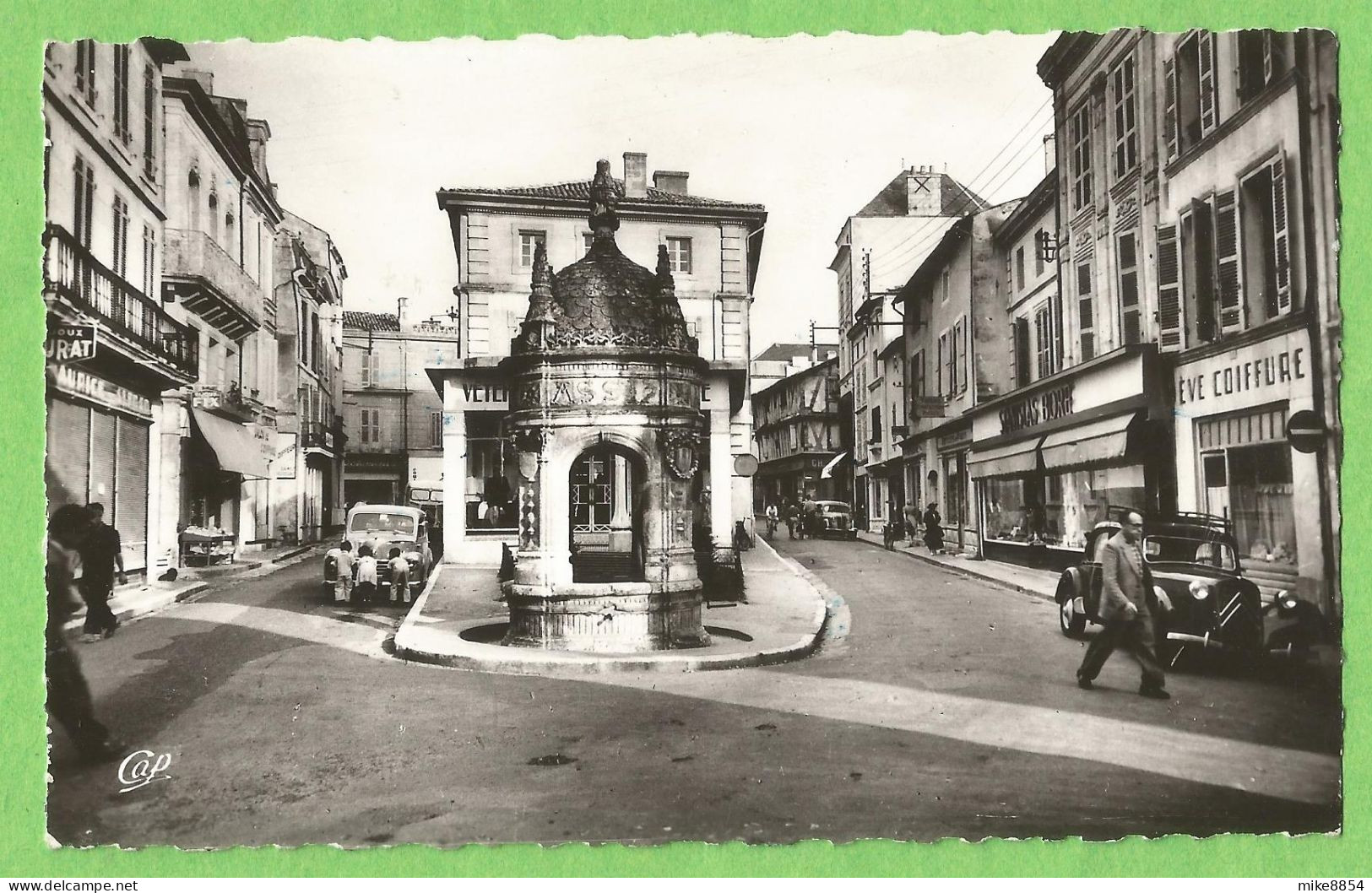 ANG306  CPSM  SAINT JEAN D'ANGELY  (Charente-Maritime)  La Fontaine Du Pilori - EVE COIFFURE - CITROËN Traction  ++++ - Saint-Jean-d'Angely