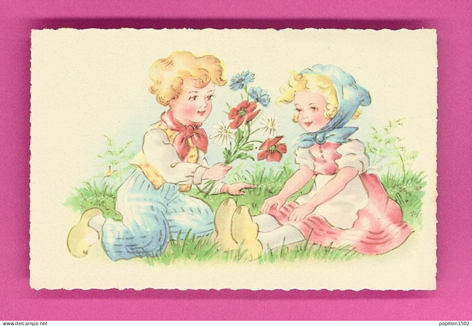 Illust-234PH24  Enfants Avec Sabots, Assis Dans L'herbe, Le Garçonnet Offre Des Fleurs à La Petite Fille, BE - 1900-1949
