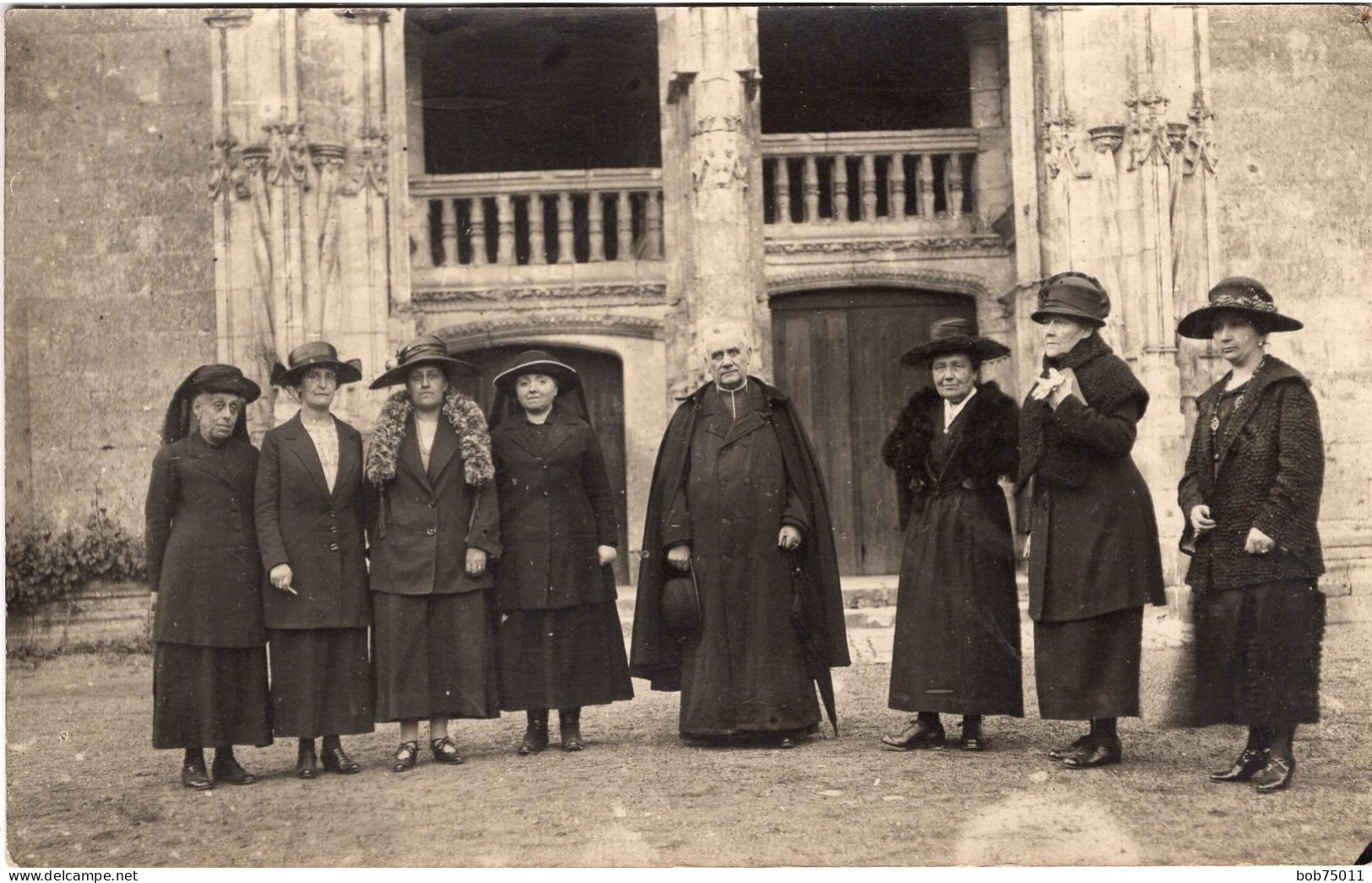 Carte Photo De Femmes élégante Avec Un Curé Devant Une église Vers 1915 - Anonyme Personen