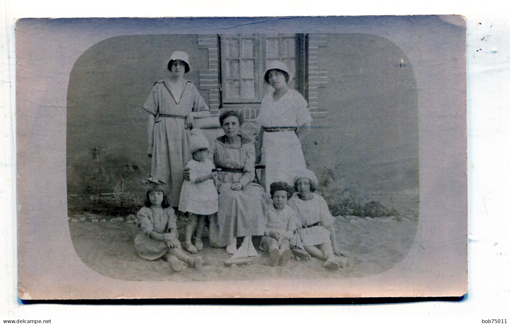 Carte Photo De Trois Femmes élégante Avec Quatre Petit Enfant Dans La Cour De Leurs Maison Vers 1920 - Anonymous Persons