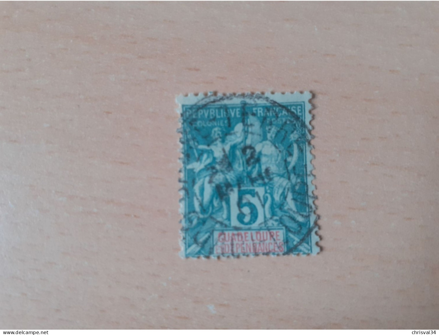 TIMBRE   GUADELOUPE       N  30      COTE  1,75   EUROS   OBITERE - Usati