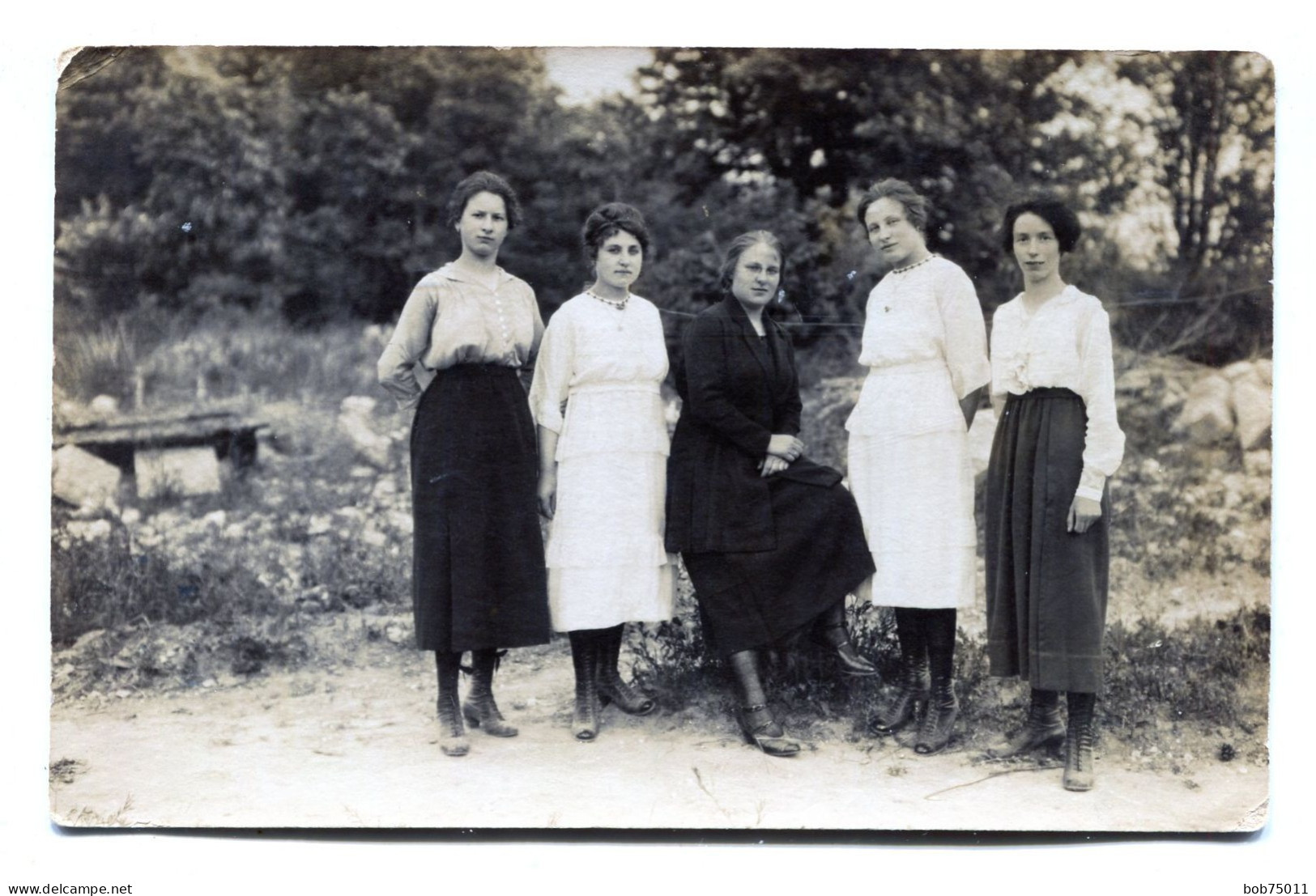 Carte Photo D'une Femme élégante Avec Ces Quatre Jeune Fille élégante A La Campagne En 1921 - Anonymous Persons