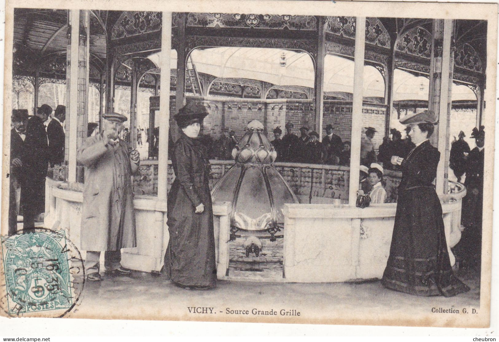 03 .VICHY . CPA . SOURCE " GRANDE GRILLE". ANIMATION. MODE . ELEGANCE. . ANNEE 1908 + TEXTE - Vichy
