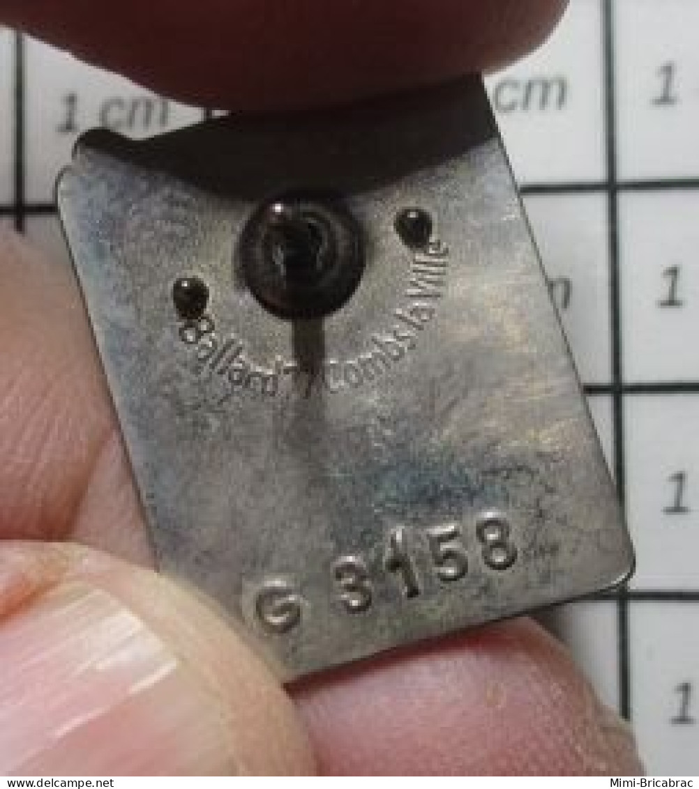 3617  Pins Pin's / Rare & Belle Qualité / MILITARIA / FAR Aux Pruneaux ? Par BALLARD - Armee