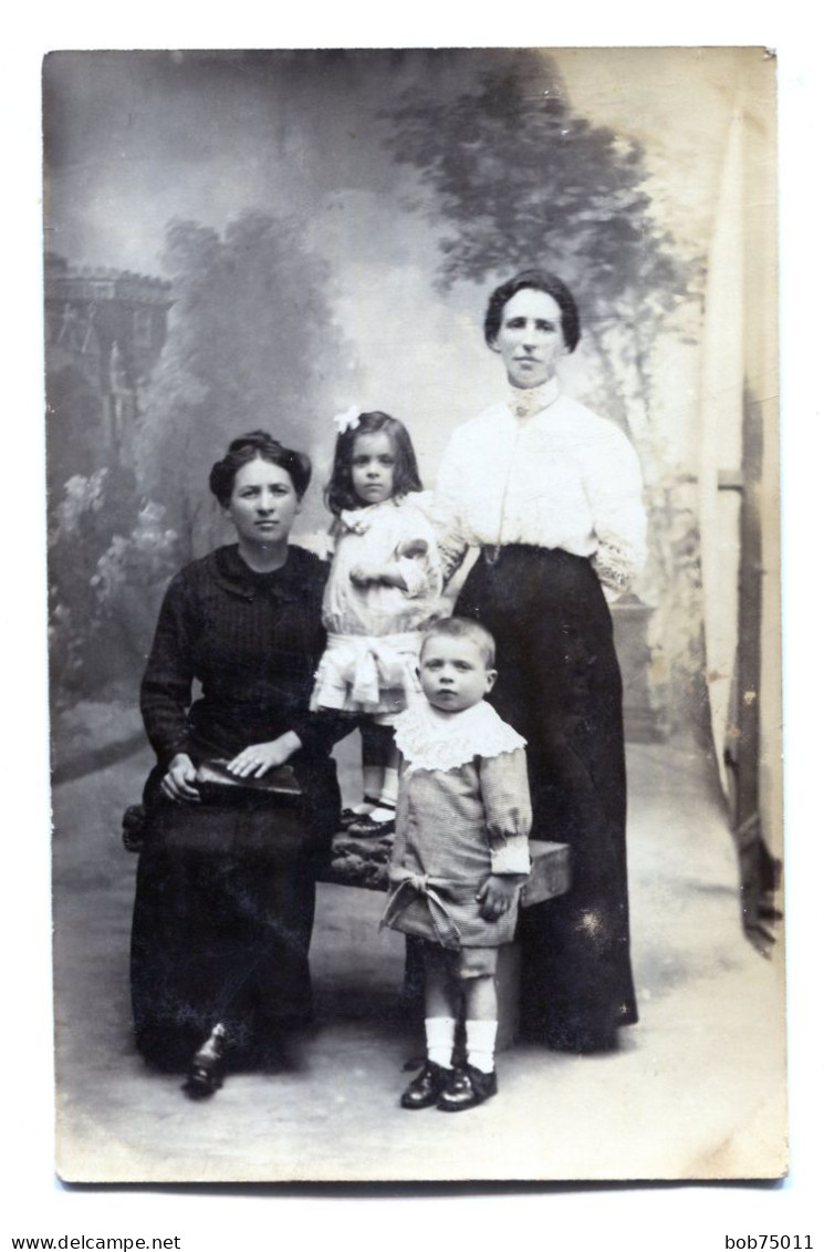 Carte Photo De Deux Femmes élégante Avec Une Petite Fille Et Un Petit Garcon Posant Dans Un Studio Photo - Anonymous Persons