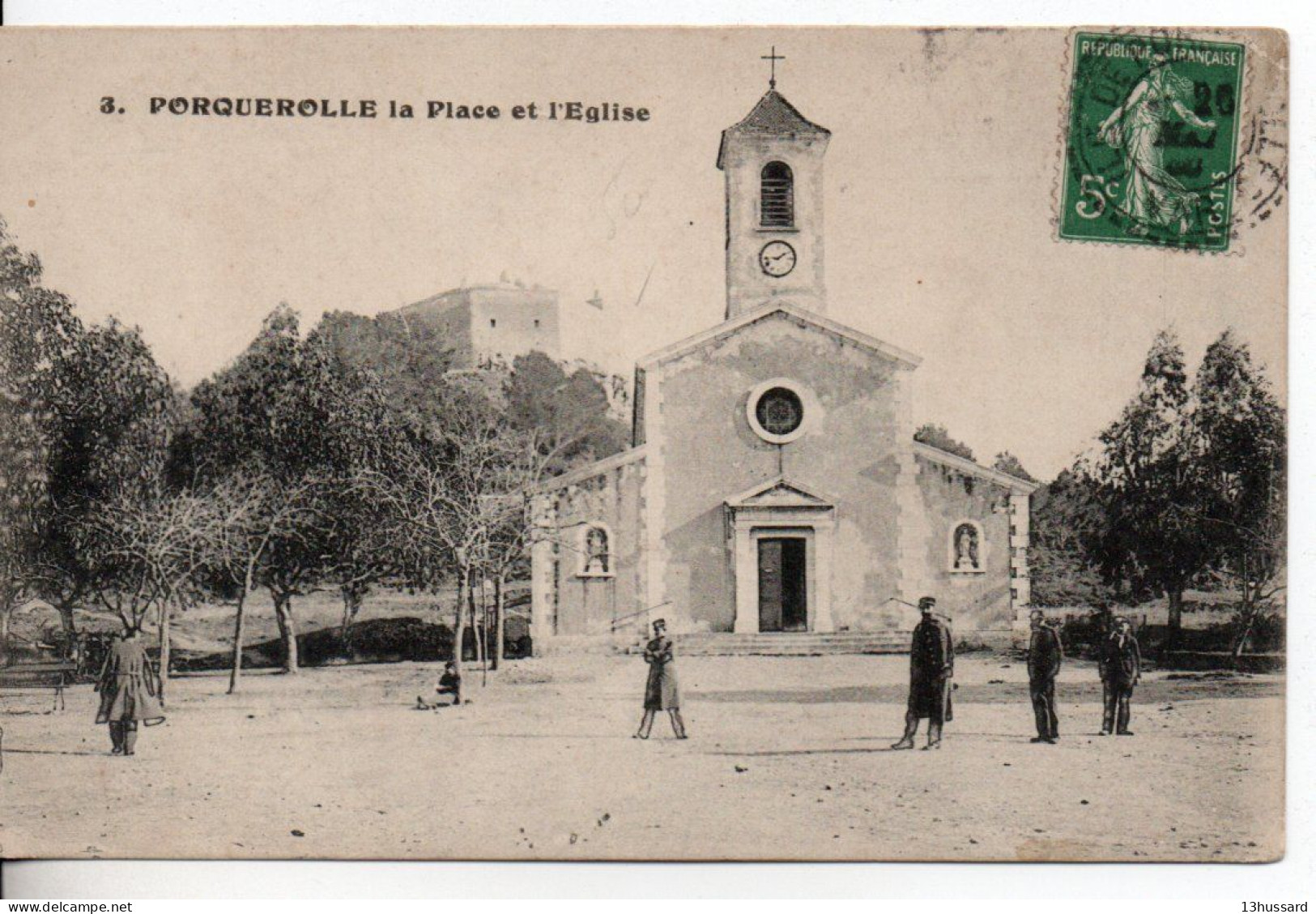 Carte Postale Ancienne Porquerolles - La Place Et L'Eglise - Porquerolles