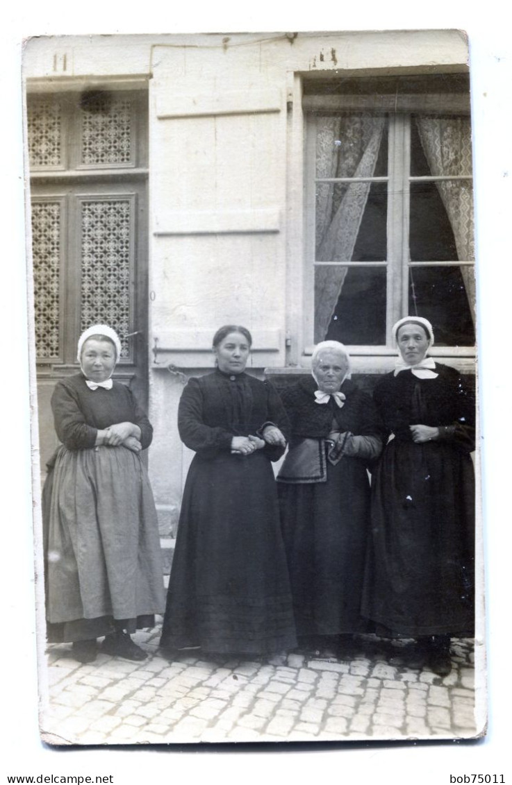 Carte Photo De Quatre Femmes élégante Posant Devant Leurs Maison Vers 1920 - Anonymous Persons