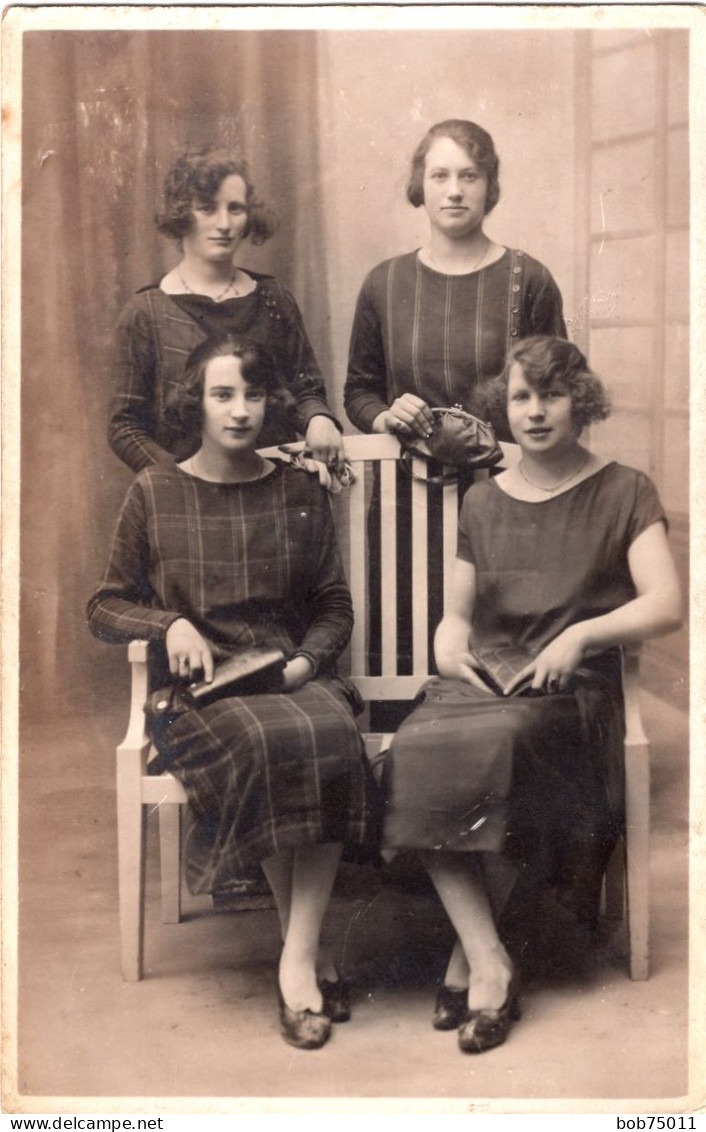 Carte Photo De Quatre Jeune Filles élégante Posant Dans Un Studio Photo Vers 1920 - Personnes Anonymes