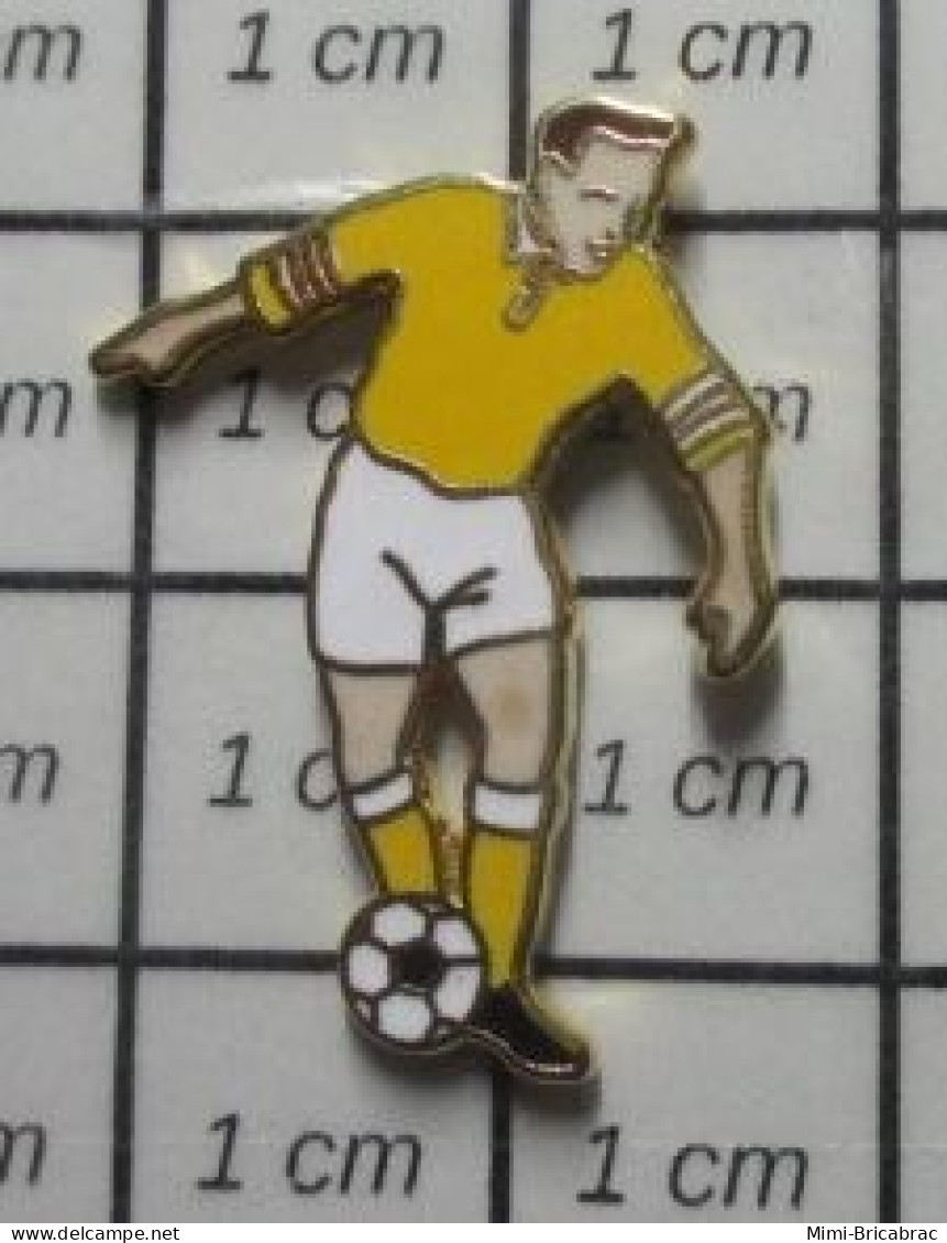 3617 Pin's Pins / Beau Et Rare / SPORTS / FOOTBALLEUR AVEC UN ETRANGE MAILLOT A MANCHES SEMI-LONGUES - Football