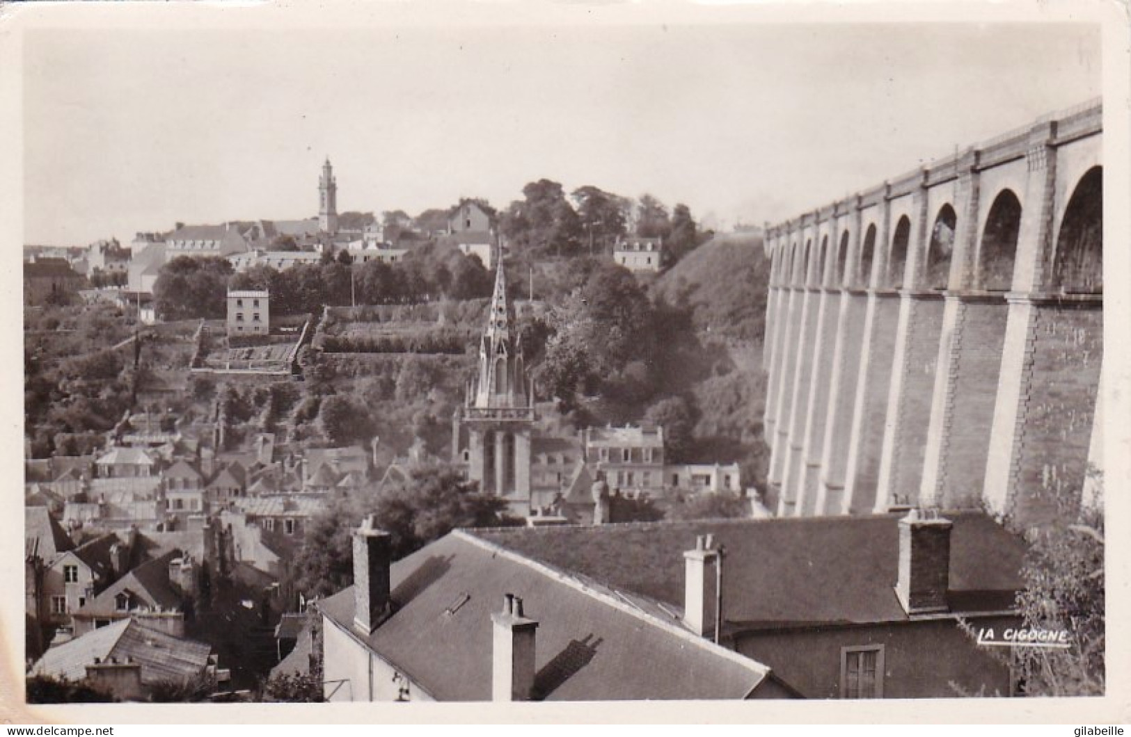 29 -   MORLAIX - Le Viaduc  Et Au Centre Le Clocher De L'église St Melaine - Morlaix