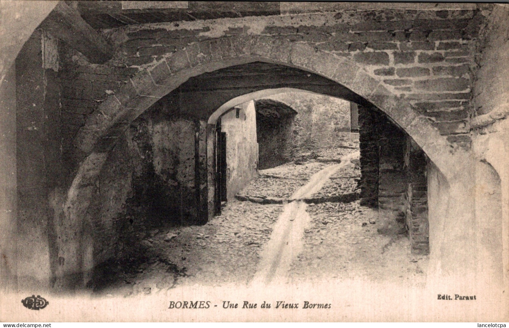 83 - BORMES / UNE RUE DU VIEUX BORMES - Bormes-les-Mimosas