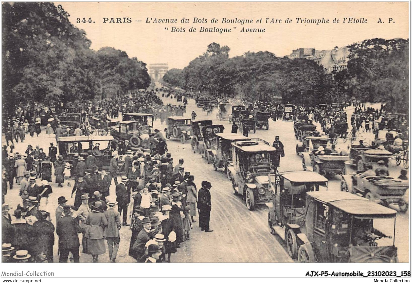 AJXP5-0558 - AUTOMOBILE - PARIS - L'avenue Du Bois De Boulogne Et L'arc De Triomphe De L'etoile - Busse & Reisebusse