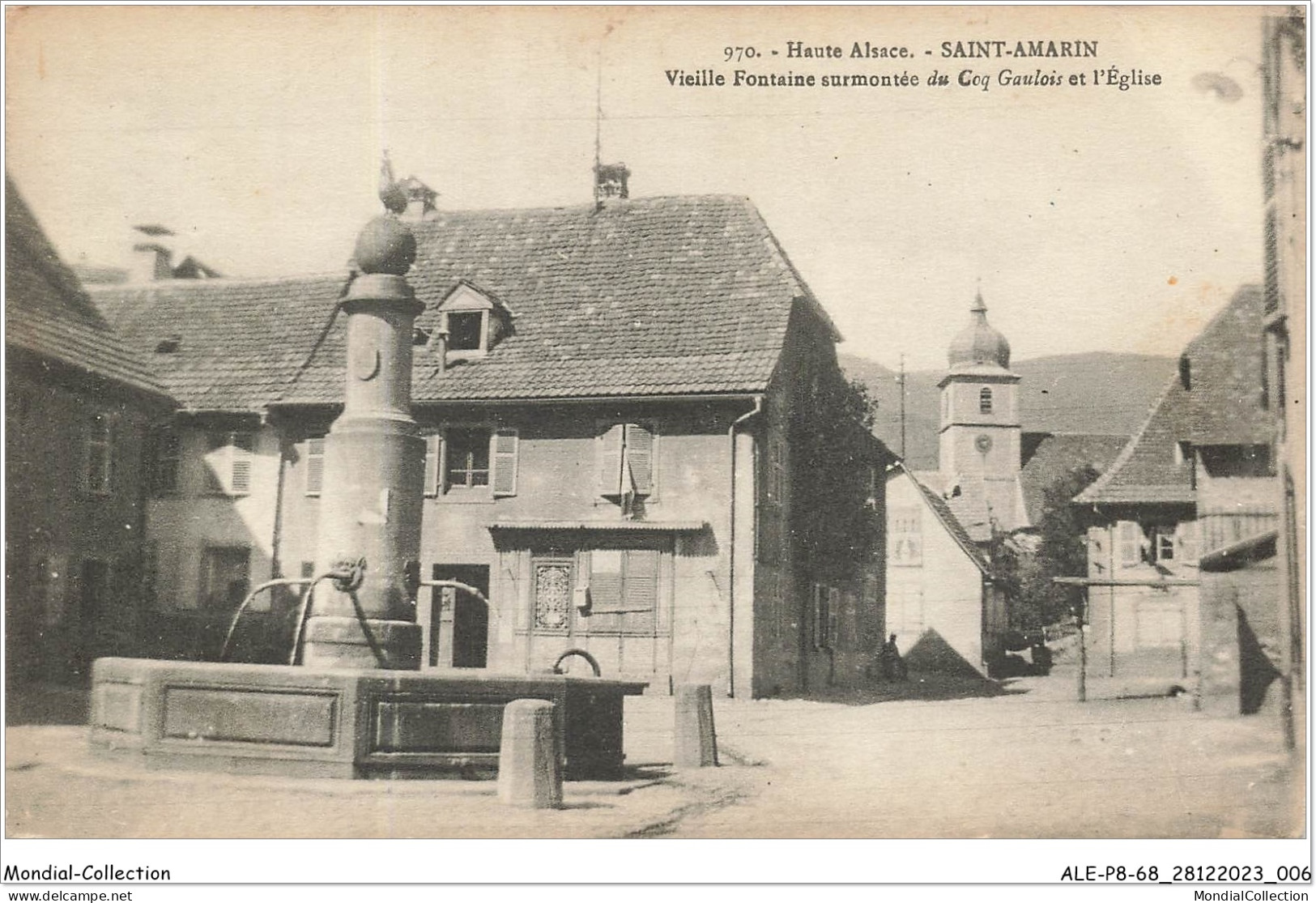 ALE2P8-68-0104 - Haute-alsace - SAINT-AMARIN - Vieille Fontaine Surmontée Du Coq Gaulois Et L'église  - Saint Amarin