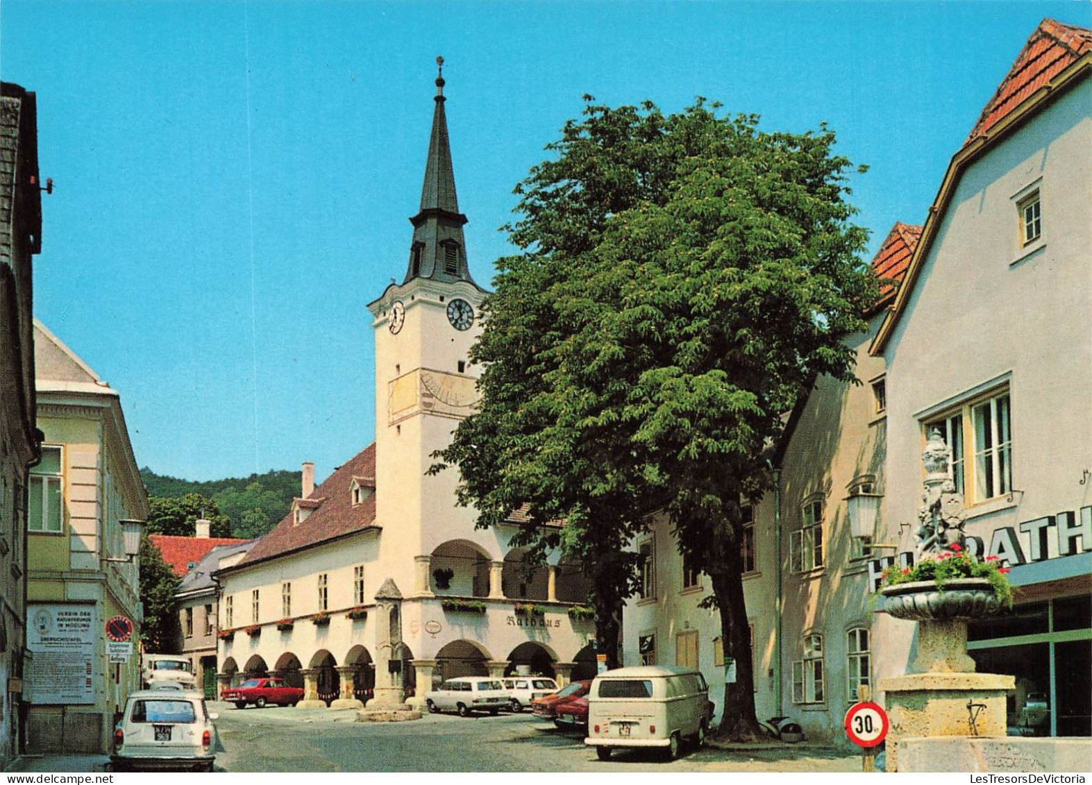 AUTRICHE - Gumplodskirrchen - N O - Rathaus - Vue Générale - Voitures - Une église - Carte Postale - Mödling