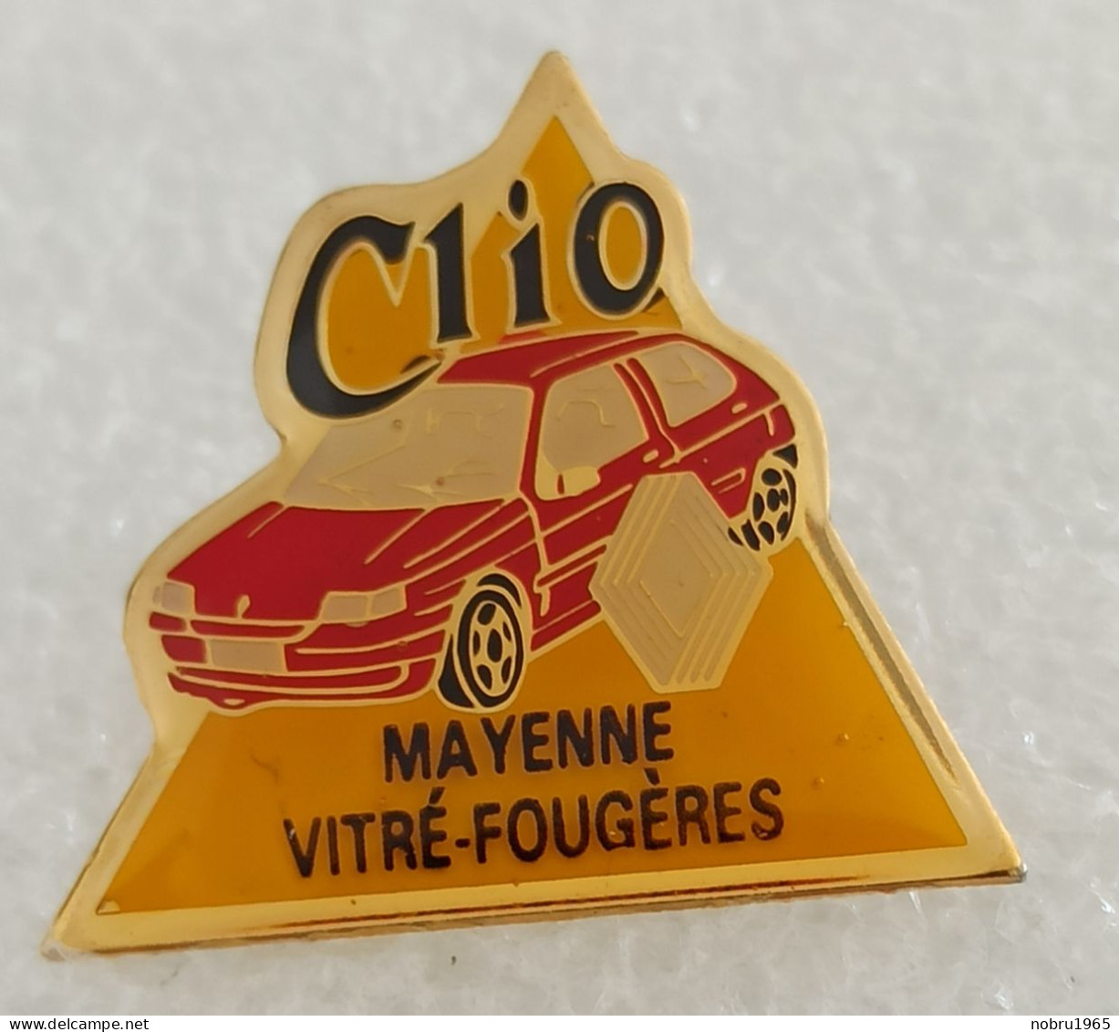 Pin's Automobile Renault . Clio . Mayenne Vitré Fougères - Renault