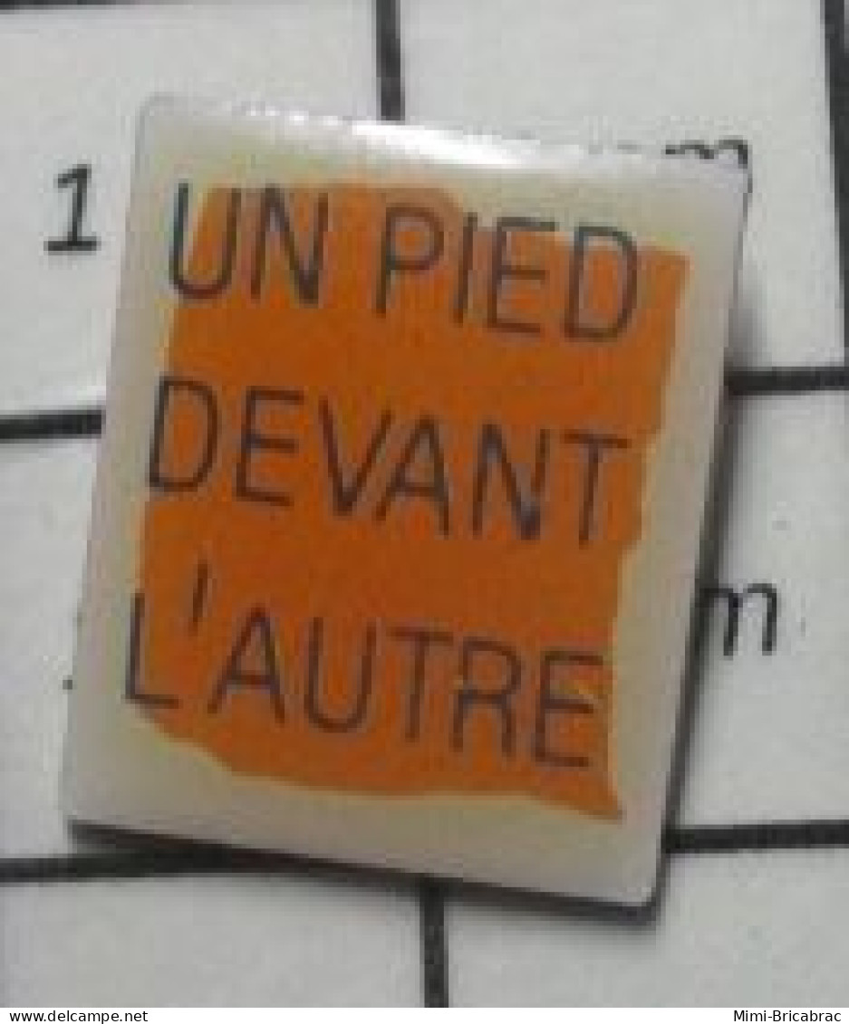 1518C Pin's Pins / Beau Et Rare / AUTRES / UN PIED DEVANT L'AUTRE - Autres & Non Classés