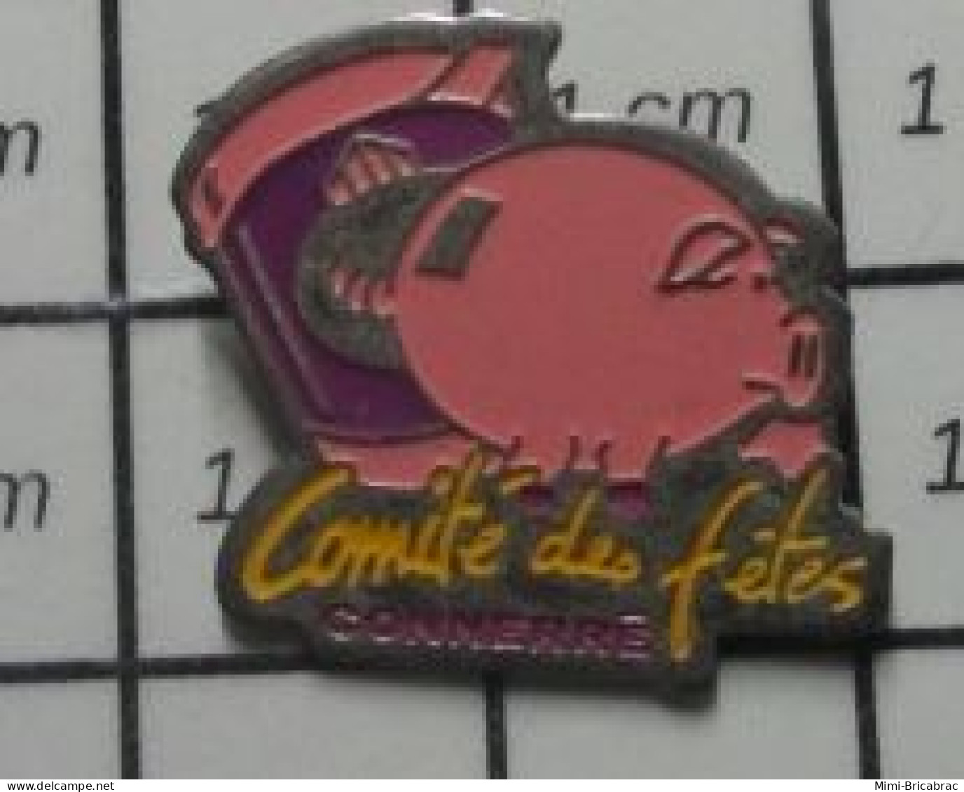 516B Pin's Pins / Beau Et Rare / VILLeS / CONNERRE COMITE DES FETES COCHON ROSE - Ciudades
