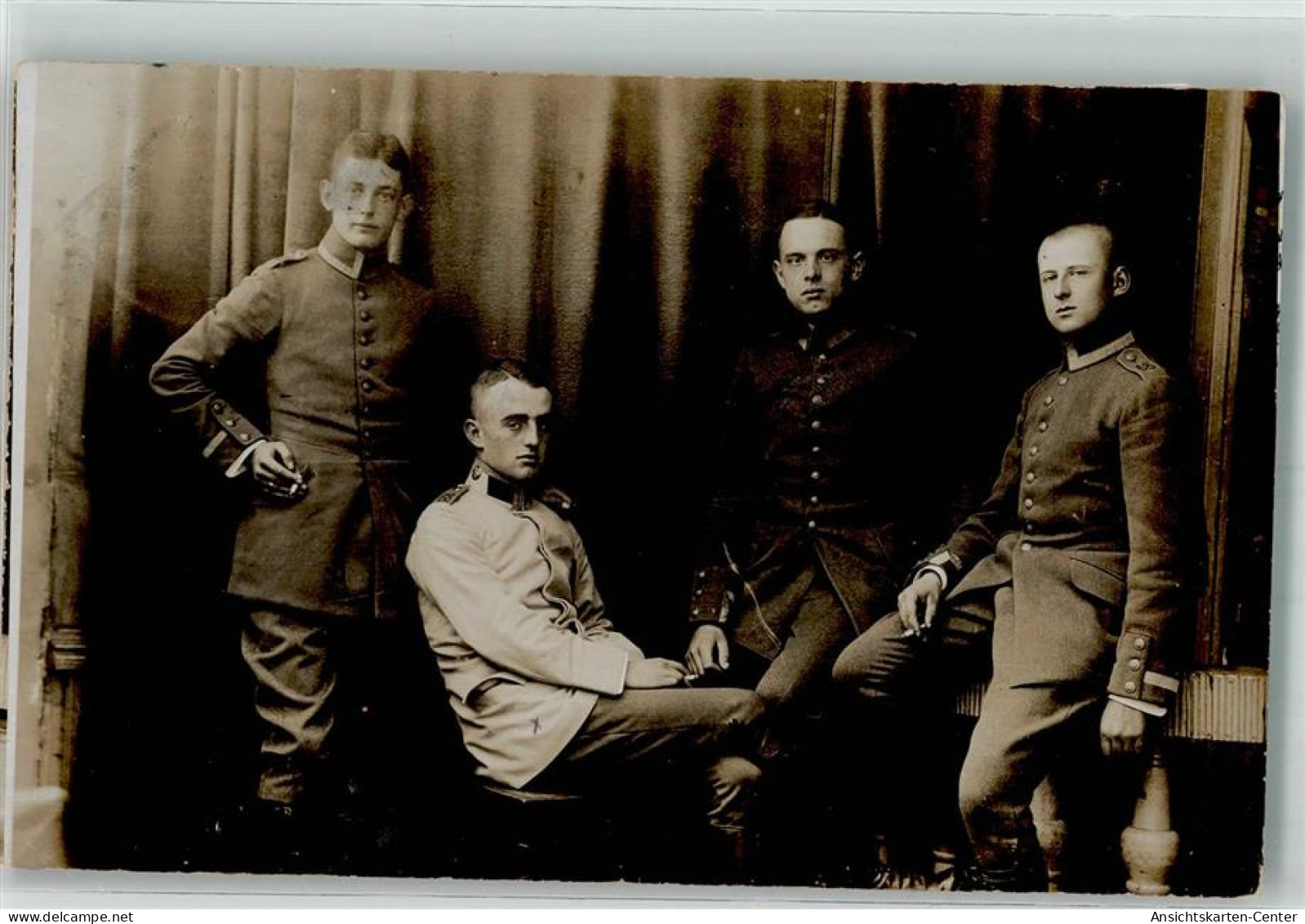 39871206 - Vier Junge Offiziere In Uniform Im Fotostudio Feldpost Koblenz - War 1914-18