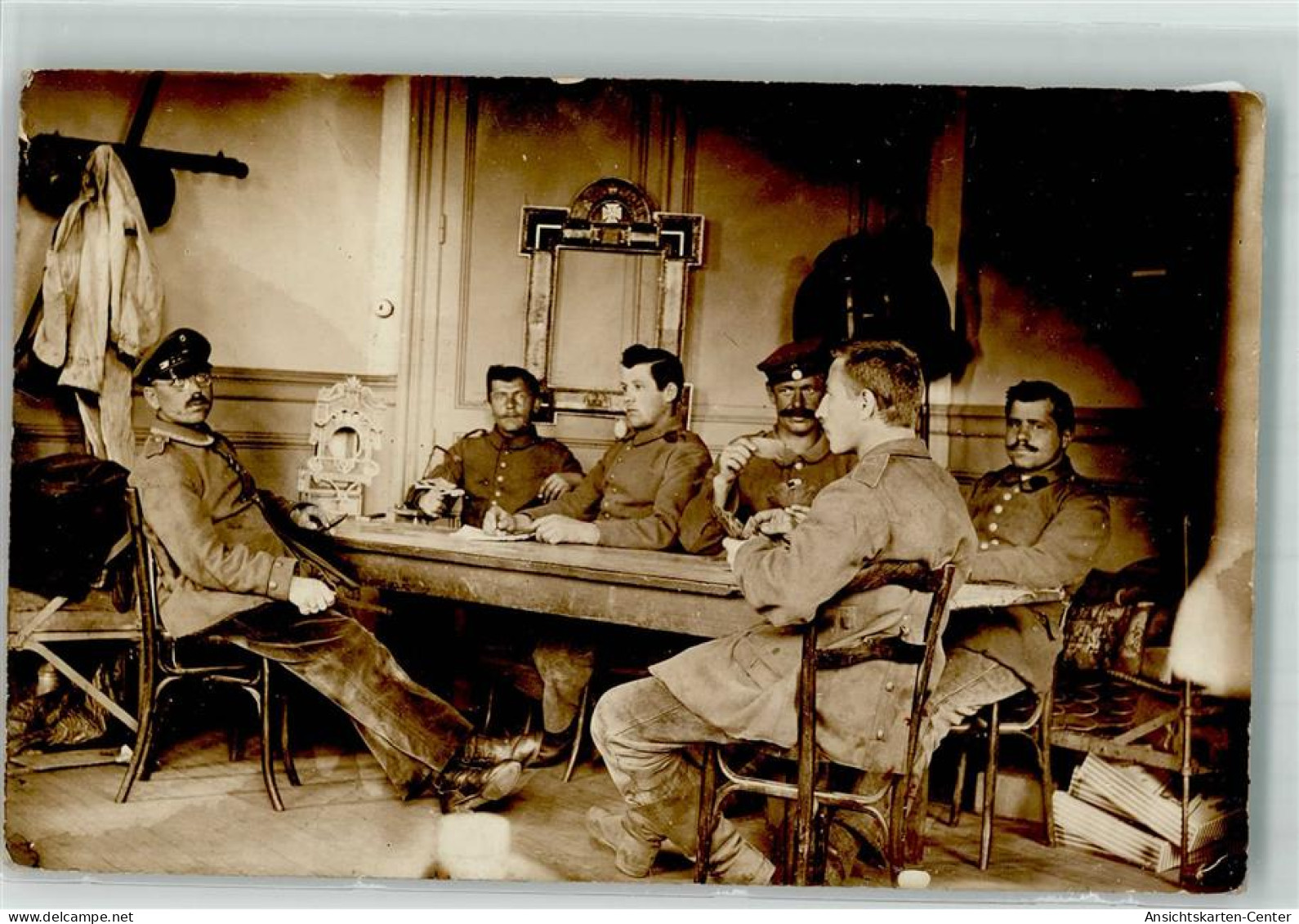 39870006 - Landser In Uniform Luemmeln Sich An Einem Tisch - Oorlog 1914-18