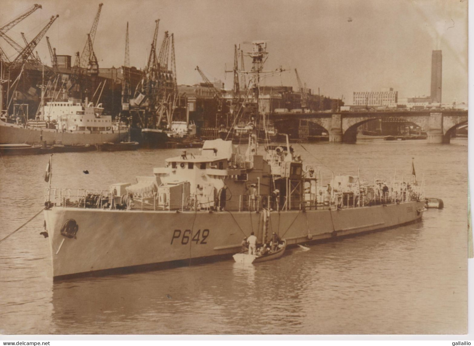 PHOTO PRESSE LA FREGATE L'OPINIATRE A LONDRES MAI 1960 FORMAT 13 X 18 CMS - Schiffe