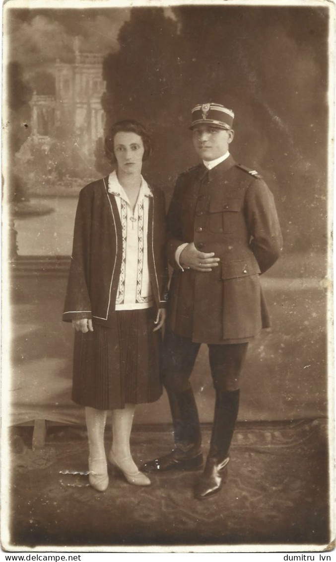 PHOTO CCA. 13.50*8.50 CM, 1929, ROMANIA, SOLDIER IN MILITARY UNIFORM WITH A LADY (SUSANA SI PETRICĂ) - Uniformes