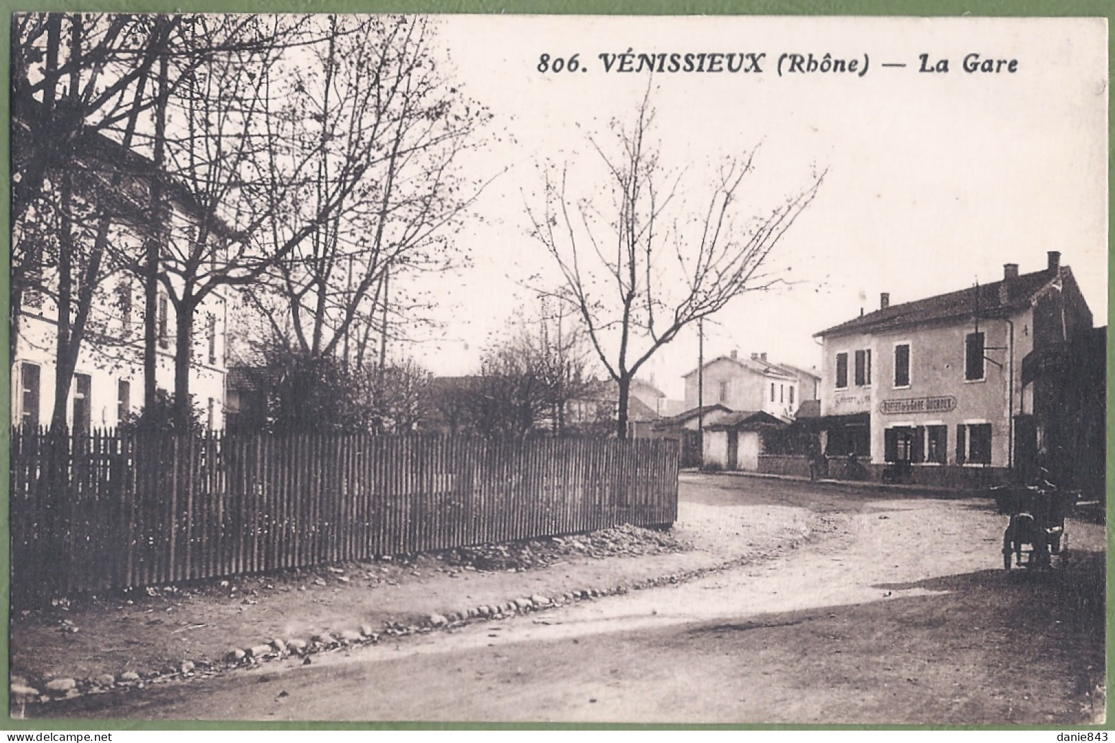 CPA Vue Peu Courante - RHONE - VÉNISSIEUX - LA GARE - Petite Animation, - Vénissieux