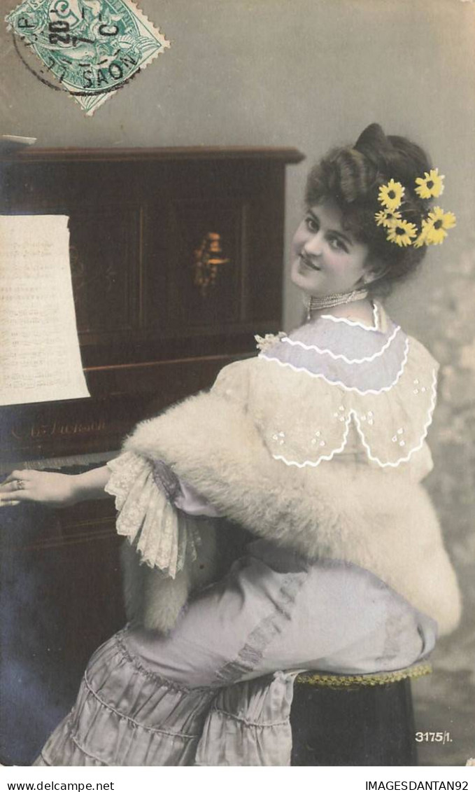MUSICIENNE #AS36666 SUPERBE FEMME PIANISTE AVEC COURONNE DE MARGUERITE ET PIANO - Music And Musicians