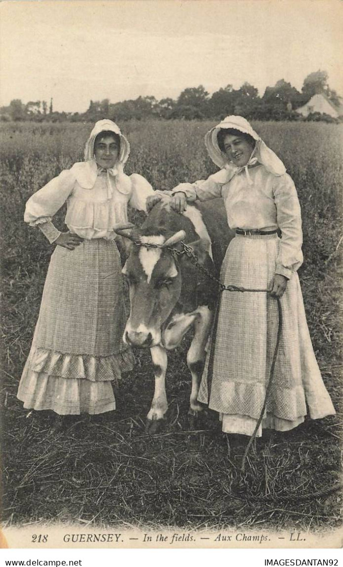 ROYAUME UNI #MK36005 GUERNSEY IN THE FIELDS AUX CHAMPS DEUX FEMMES UNE VACHE - Guernsey