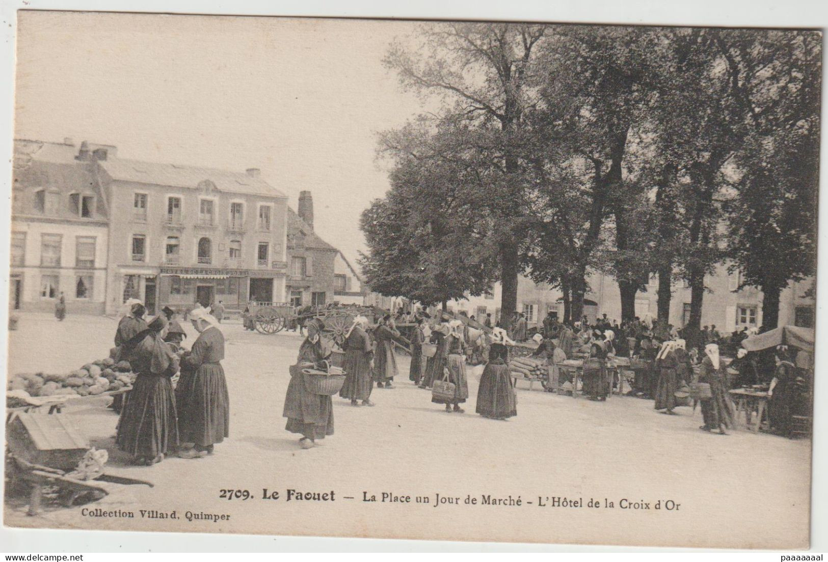 LE FAOUET  LA PLACE UN JOUR DE MARCHE - Le Faouet