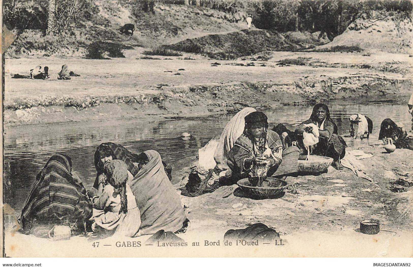 TUNISIE #MK34249 GABES . LAVEUSES AU BORD DE L OUED - Tunisie