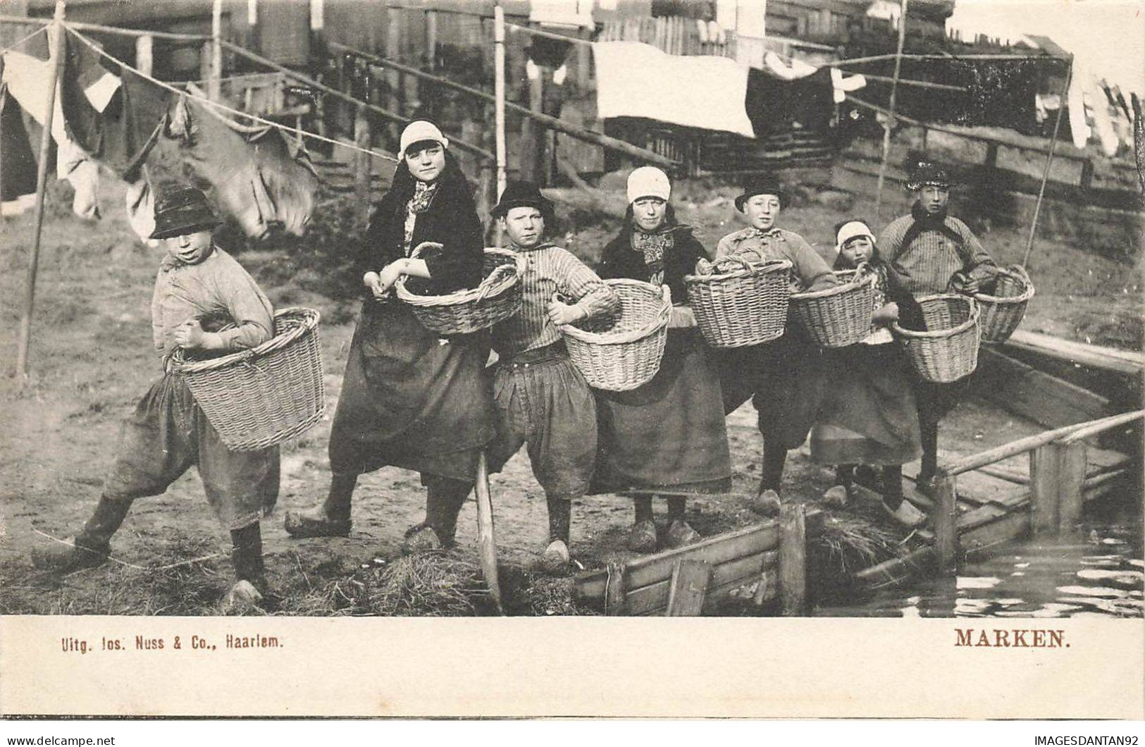 PAYS BAS #MK34186 HAARLEM . MARKEN . PLUSIEURS FEMMES AVEC UN PANIERS - Marken