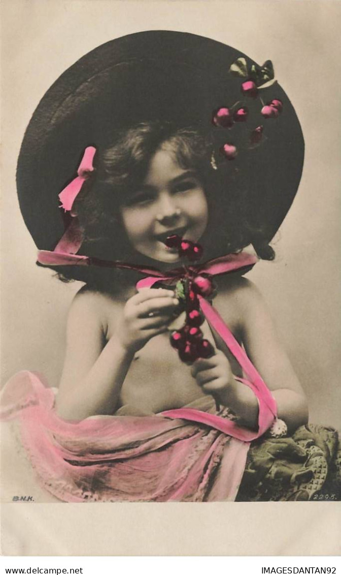 PORTRAIT #MK39631 PETITE FILLE CHAPEAU AVEC GRAPPE DE CERISES PHOTOMONTAGE - Babies