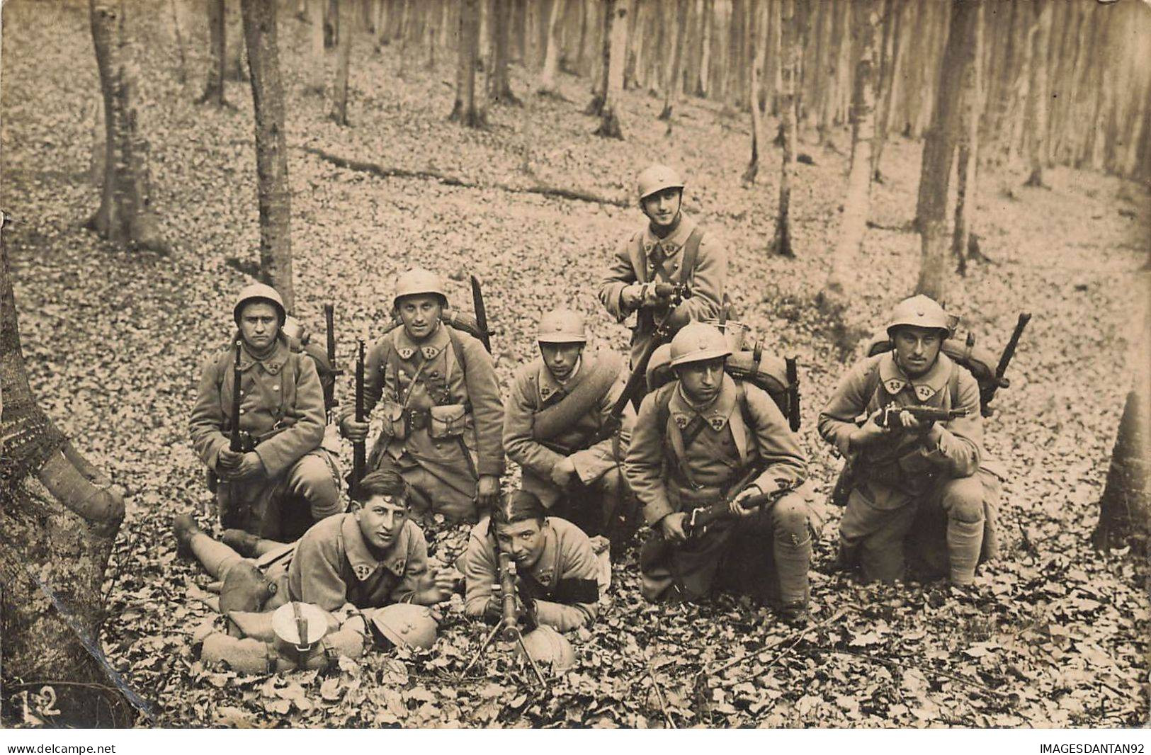 MILITAIRES #MK39736 GROUPE DE SOLDATS EN FORET FUSILS CARTE PHOTO - Uniformi