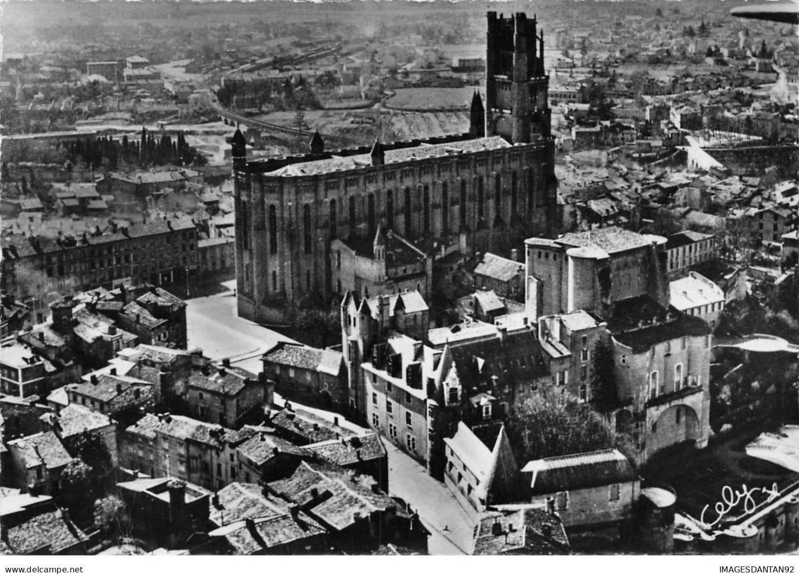 81 ALBI #MK43327 VUE AERIENNE LA BASILIQUE SAINTE CECILE ET LE PALAIS DE LA BERBIE - Albi