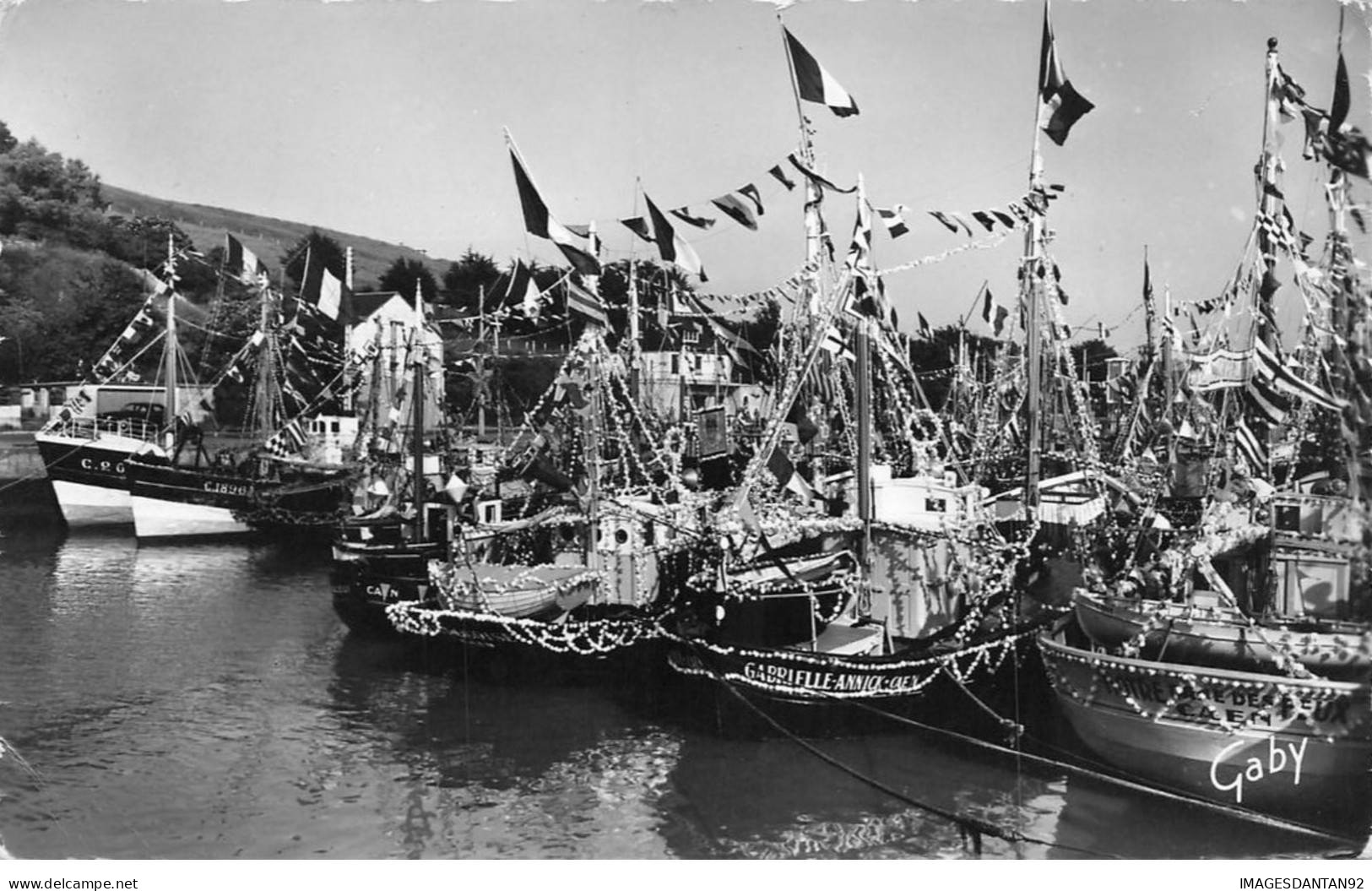 14 PORT EN BESSIN #MK42439 BATEAUX PAVOISES LE JOUR DE LA BENEDICTION DE LA MER - Port-en-Bessin-Huppain