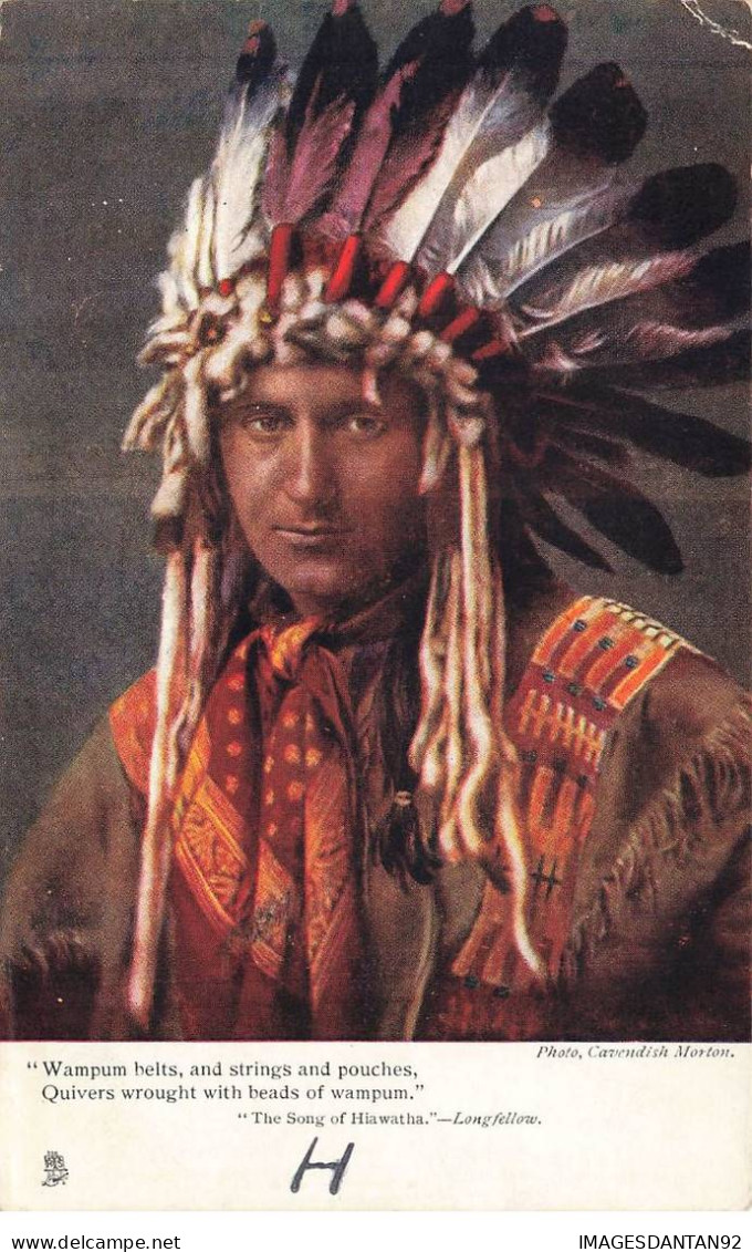 INDIENS #MK41852 UN HOMME ROBE ET COIFFE AMERINDIENNE - Native Americans