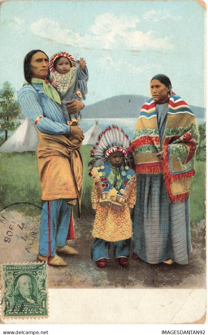 INDIENS #MK41844 UNE FAMILLE COIFFE ET ROBE AMERINDIENNE - Indios De América Del Norte