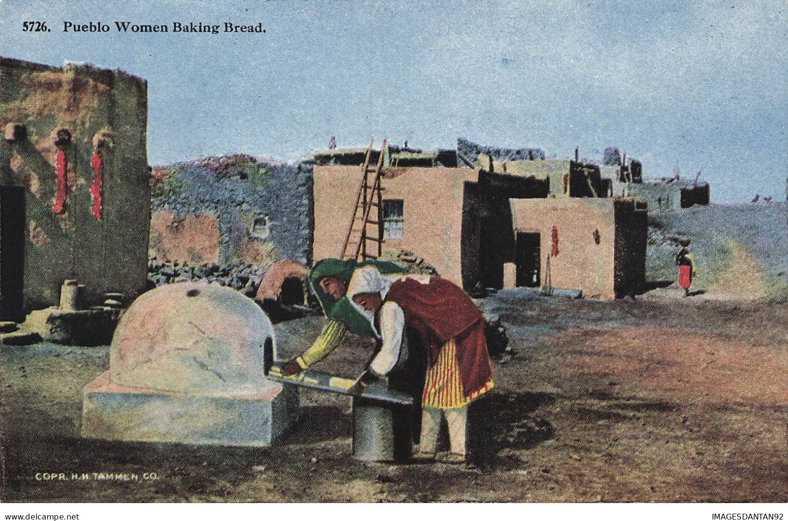 INDIENS #MK41842 PUEBLO WOMEN BAKING BREAD . FOUR A PAIN - Native Americans